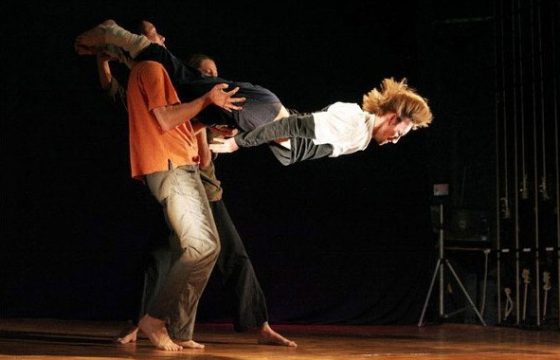 Фото танцы - контактная импровизация Альфия Рахманова - Центр Контактной Импровизации в Москве (КИМ)