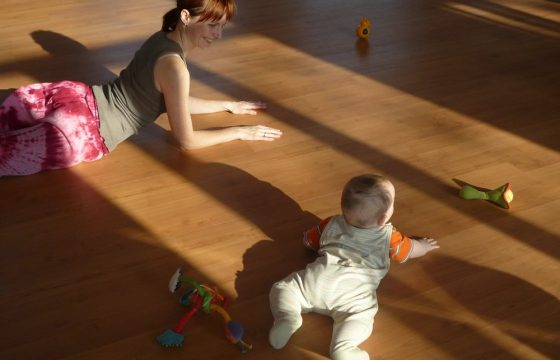 ЗАНЯТИЯ ПО ТАНЦЕВАЛЬНОЙ ИМПРОВИЗАЦИИ ДЛЯ МАМ С МАЛЫШАМИ "BABYCONTACT - ведущий Ольга Зотова - Центр Контактной Импровизации в Москве