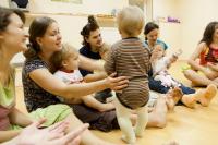 Группа BABYCONTACT для родителей и малышей от 3 месяцев до 3 лет - ведущий Альфия Рахманова - Центр Контактной Импровизации в Москве