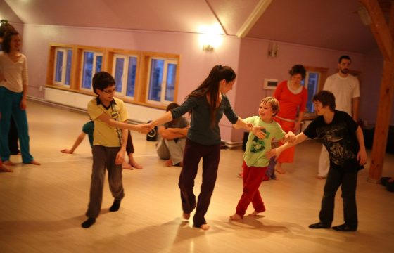 Тренинг -ИГРАем в КИ- для взрослых и детей от 3,5 до 6 лет - ведущие Ракель Минако, Таня Михайлова - Центр Контактной Импровизации в Москве