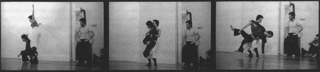 Стив Пэкстон смотрит, как Нита Литтл (в белых штанах) и Нэнси Старк Смит выступают в Natural Dance Studio в Окленде, штат Калифорния, во время первых перформансов Reunion, 1975 г.